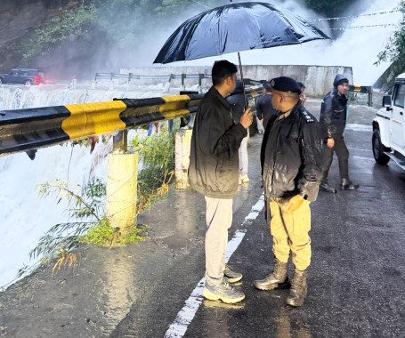 Mangan-Chungthang road temporarily cut off at Meyong Khola due to rise in water level 