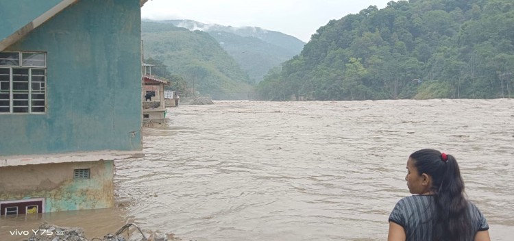Rising river floods Teesta Bazaar, disrupts route to Darjeeling