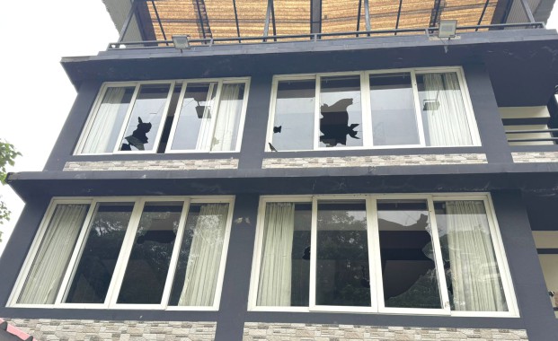 Miscreants pelt stones on residences of Opposition candidates in Gangtok