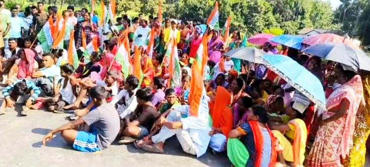 Trihana tea garden workers block road demanding Puja bonus