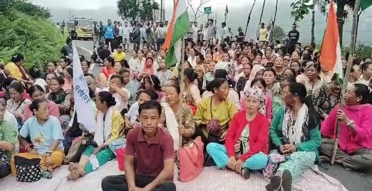 Puja bonus talks at stalemate, Mirik workers rally for 20%