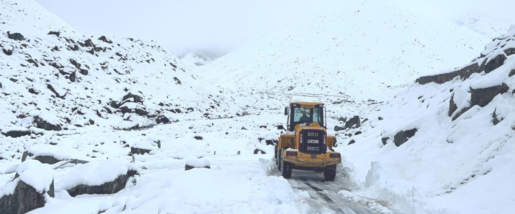 North Sikkim experience heavy snowfall