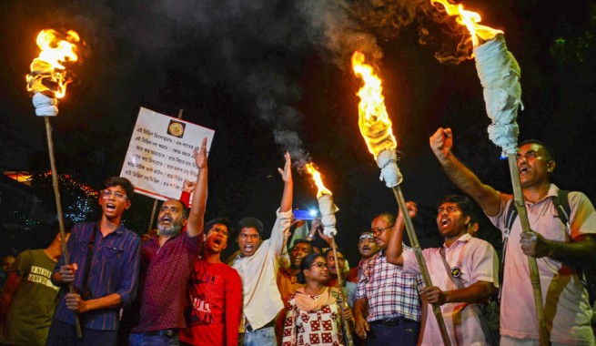 RG Kar protests: Junior doctors, common people take out torch rally to CBI office