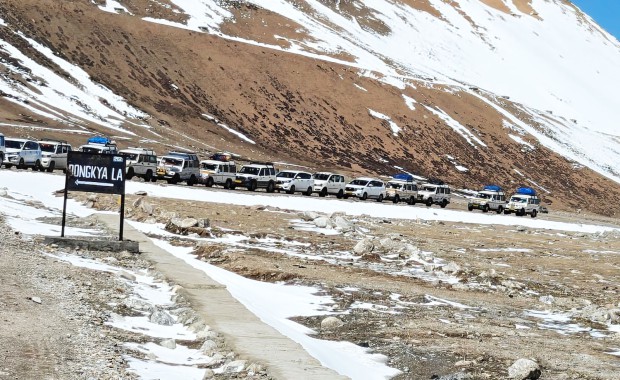 Evacuation of tourists from Lachen begins