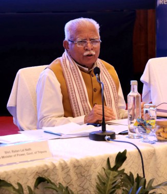 Union minister Khattar stresses gradual shift from fossil fuels to renewable sources