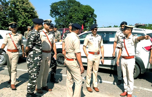 Dashain rush sees heavy influx of Nepaleseshoppers at Panitanki, security tightened along Indo-Nepal border