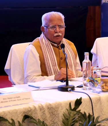 Union minister Khattar stresses gradual shift from fossil fuels to renewable sources